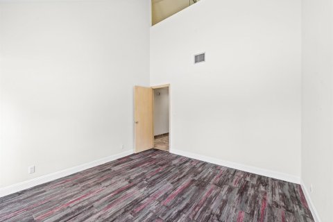 Propiedad comercial en venta en Fort Lauderdale, Florida № 2407598 - foto 12