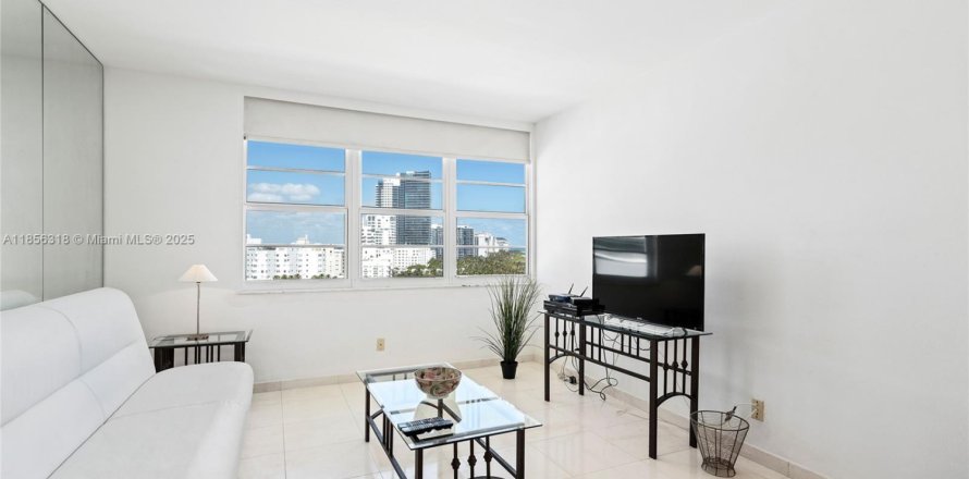 Studio in the Condo in Miami Beach, Florida  № 2014346