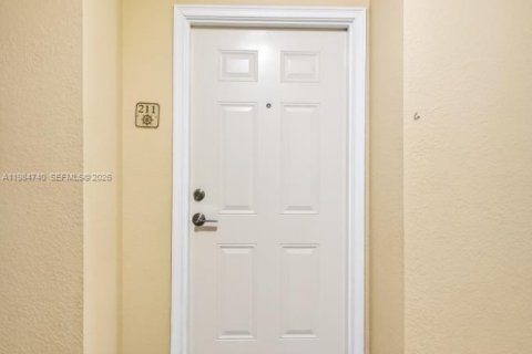 Condo in Miami, Florida, 2 bedrooms  № 2050856 - photo 6