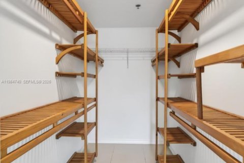Condo in Miami, Florida, 2 bedrooms  № 2050856 - photo 18