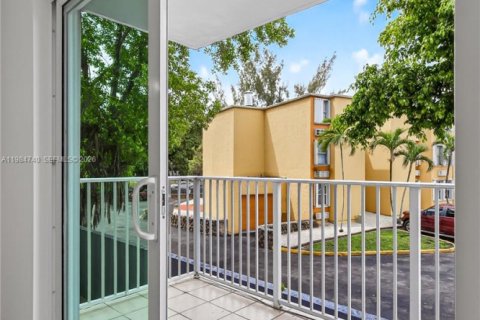 Condo in Miami, Florida, 2 bedrooms  № 2050856 - photo 11