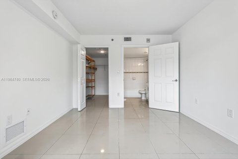 Condo in Miami, Florida, 2 bedrooms  № 2050856 - photo 16