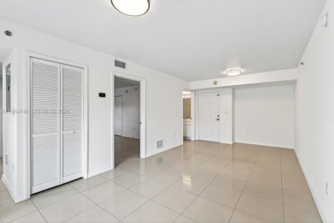 Condo in Miami, Florida, 2 bedrooms  № 2050856 - photo 9