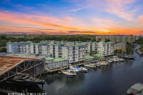 Condo in Miami, Florida, 2 bedrooms  № 2050856 - photo 1