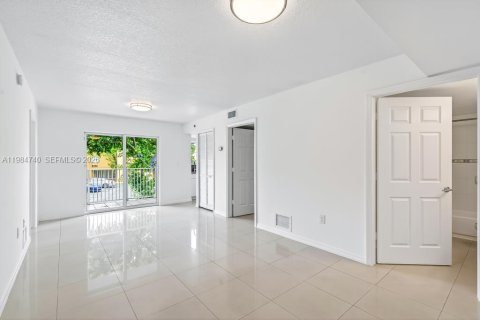 Condo in Miami, Florida, 2 bedrooms  № 2050856 - photo 8