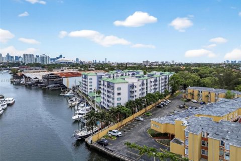 Condo in Miami, Florida, 2 bedrooms  № 2050856 - photo 25