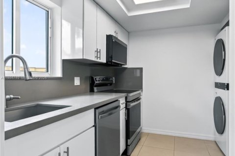 Condo in Miami, Florida, 2 bedrooms  № 2050856 - photo 12