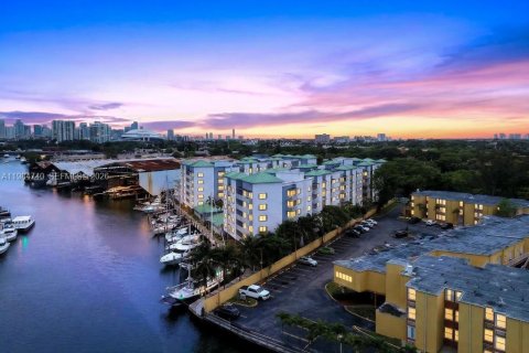 Condo in Miami, Florida, 2 bedrooms  № 2050856 - photo 2