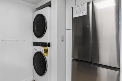 Condo in Miami, Florida, 2 bedrooms  № 2050856 - photo 13