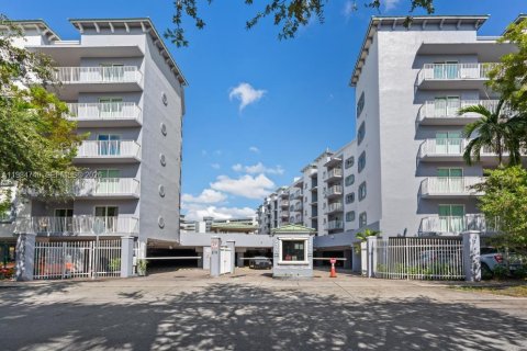 Condo in Miami, Florida, 2 bedrooms  № 2050856 - photo 3