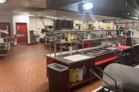Propiedad comercial en venta en St. Lucie, Florida № 1833922 - foto 13