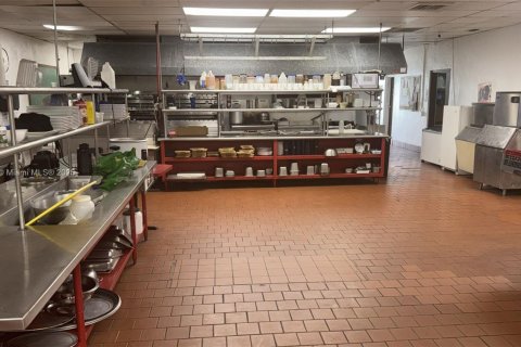 Propiedad comercial en venta en St. Lucie, Florida № 1833922 - foto 17