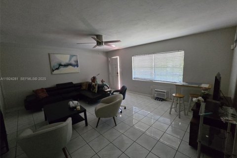 Снять в аренду виллу или дом в Форт-Лодердейл, Флорида 2 спальни, 92.9м2, № 1988213 - фото 3
