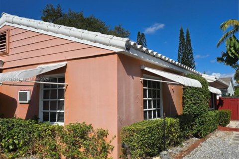 Снять в аренду виллу или дом в Форт-Лодердейл, Флорида 2 спальни, 92.9м2, № 1988213 - фото 2