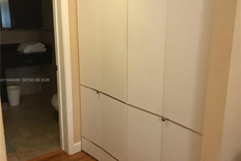 Condo in Doral, Florida, 1 bedroom  № 2002780 - photo 12