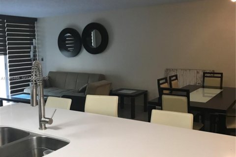 Condo in Doral, Florida, 1 bedroom  № 2002780 - photo 3