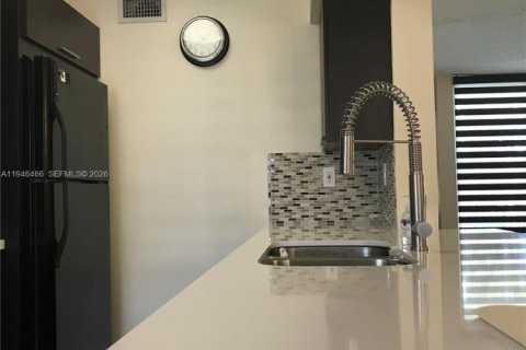 Condo in Doral, Florida, 1 bedroom  № 2002780 - photo 7