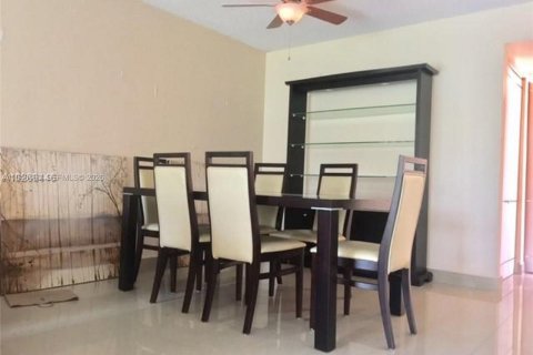 Condo in Doral, Florida, 1 bedroom  № 2002780 - photo 4