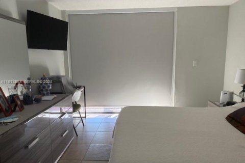 Condo in Miami, Florida, 2 bedrooms  № 1994134 - photo 15