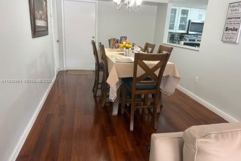 Condo in Miami, Florida, 2 bedrooms  № 1994134 - photo 16