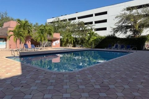 Condo in Miami, Florida, 2 bedrooms  № 1994134 - photo 5