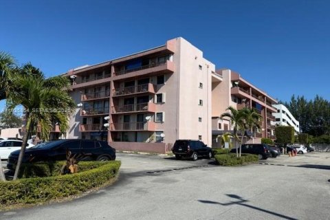 Condo in Miami, Florida, 2 bedrooms  № 1994134 - photo 1