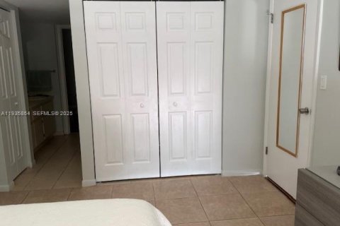 Condo in Miami, Florida, 2 bedrooms  № 1994134 - photo 8