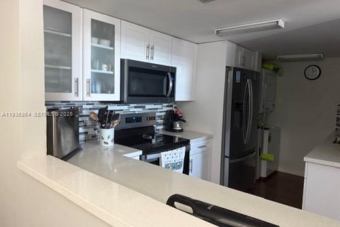 Condo in Miami, Florida, 2 bedrooms  № 1994134 - photo 19