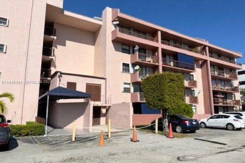 Condo in Miami, Florida, 2 bedrooms  № 1994134 - photo 2