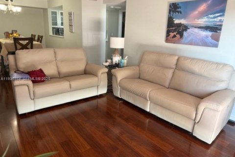 Condo in Miami, Florida, 2 bedrooms  № 1994134 - photo 17