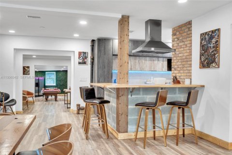 House in Miami, Florida 5 bedrooms, 257.15 sq.m. № 2058537 - photo 2