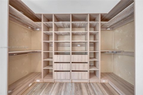 House in Miami, Florida 5 bedrooms, 257.15 sq.m. № 2058537 - photo 28