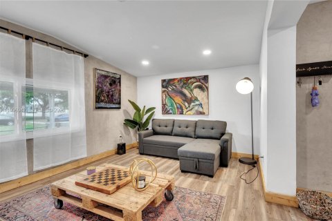 House in Miami, Florida 5 bedrooms, 257.15 sq.m. № 2058537 - photo 7