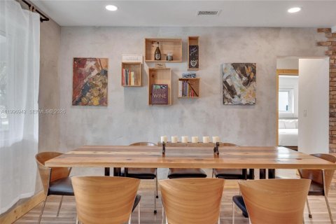 House in Miami, Florida 5 bedrooms, 257.15 sq.m. № 2058537 - photo 8