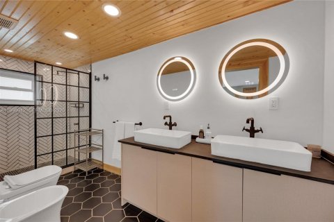 House in Miami, Florida 5 bedrooms, 257.15 sq.m. № 2058537 - photo 30