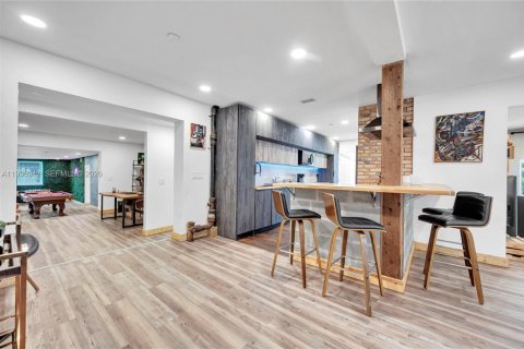 House in Miami, Florida 5 bedrooms, 257.15 sq.m. № 2058537 - photo 9