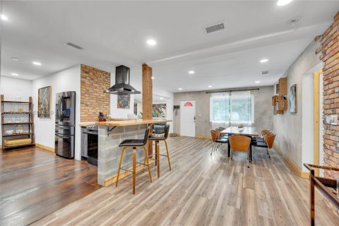 House in Miami, Florida 5 bedrooms, 257.15 sq.m. № 2058537 - photo 10