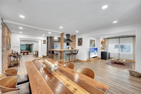 House in Miami, Florida 5 bedrooms, 257.15 sq.m. № 2058537 - photo 4