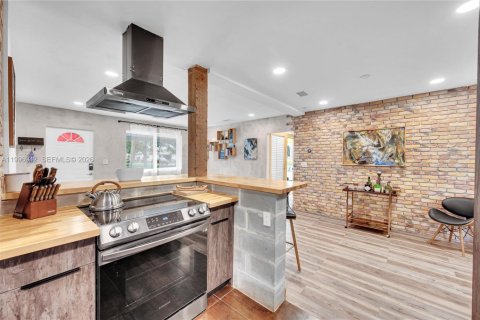 House in Miami, Florida 5 bedrooms, 257.15 sq.m. № 2058537 - photo 11