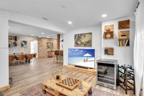 House in Miami, Florida 5 bedrooms, 257.15 sq.m. № 2058537 - photo 5