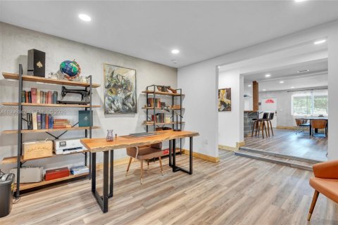 House in Miami, Florida 5 bedrooms, 257.15 sq.m. № 2058537 - photo 18