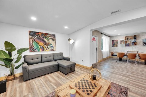 House in Miami, Florida 5 bedrooms, 257.15 sq.m. № 2058537 - photo 6