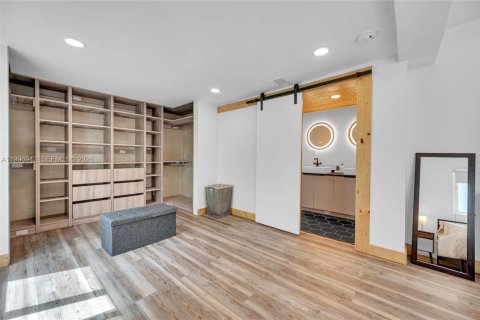 House in Miami, Florida 5 bedrooms, 257.15 sq.m. № 2058537 - photo 27