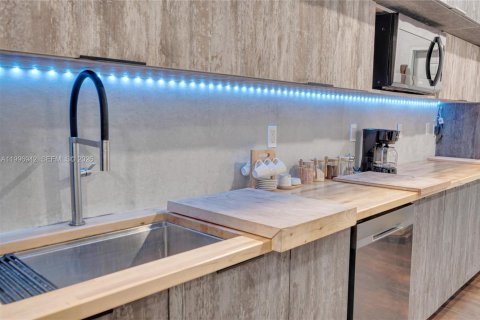 House in Miami, Florida 5 bedrooms, 257.15 sq.m. № 2058537 - photo 15