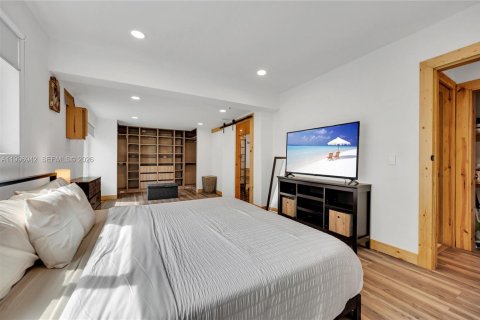 House in Miami, Florida 5 bedrooms, 257.15 sq.m. № 2058537 - photo 25