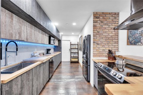 House in Miami, Florida 5 bedrooms, 257.15 sq.m. № 2058537 - photo 12