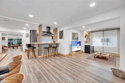 House in Miami, Florida 5 bedrooms, 257.15 sq.m. № 2058537