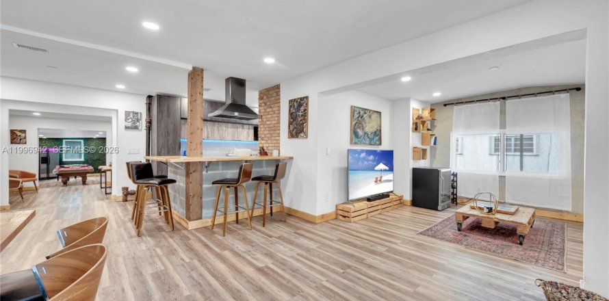 House in Miami, Florida 5 bedrooms, 257.15 sq.m. № 2058537