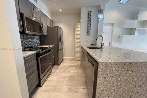 Condo in Miramar, Florida, 1 bedroom  № 1846314 - photo 2