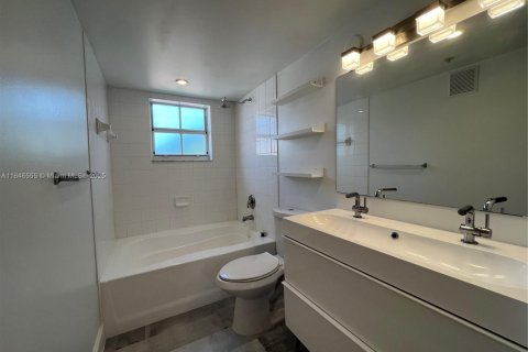 Condo in Miramar, Florida, 1 bedroom  № 1846314 - photo 11